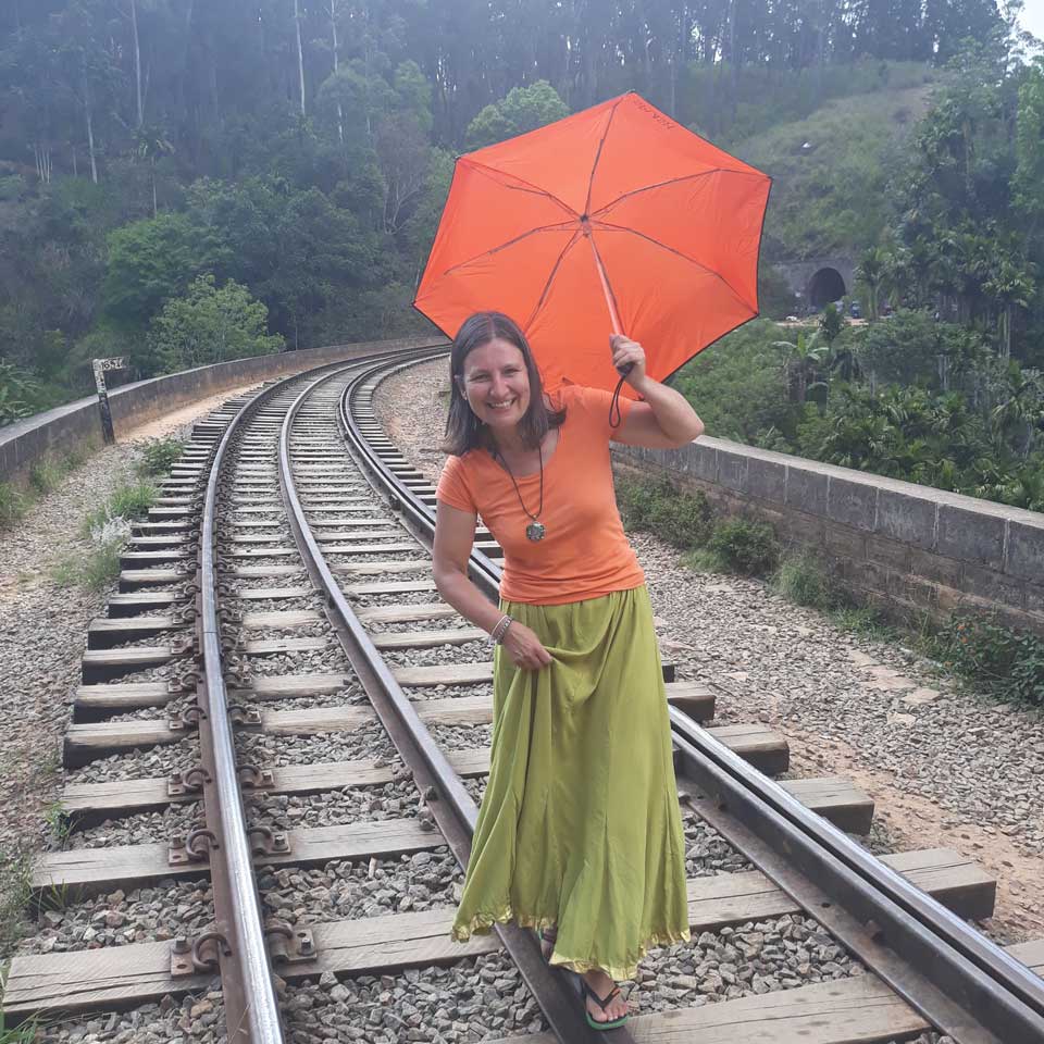 Petra Ernst balanciert auf Gleisen