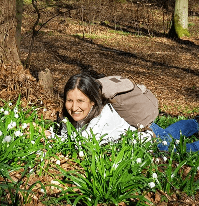 Petra im Wald mit Maiglöckchen