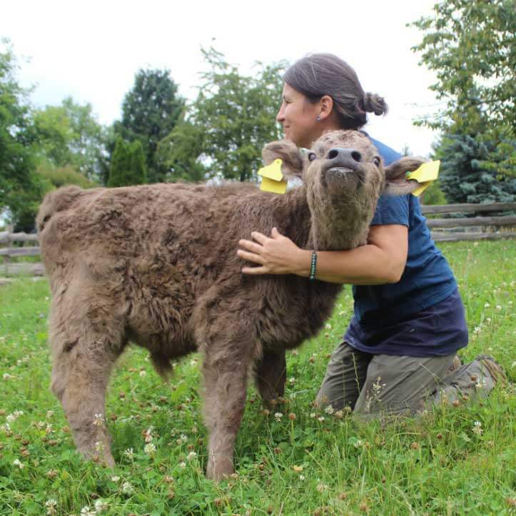 Petra im Wald mit Maiglöckchen